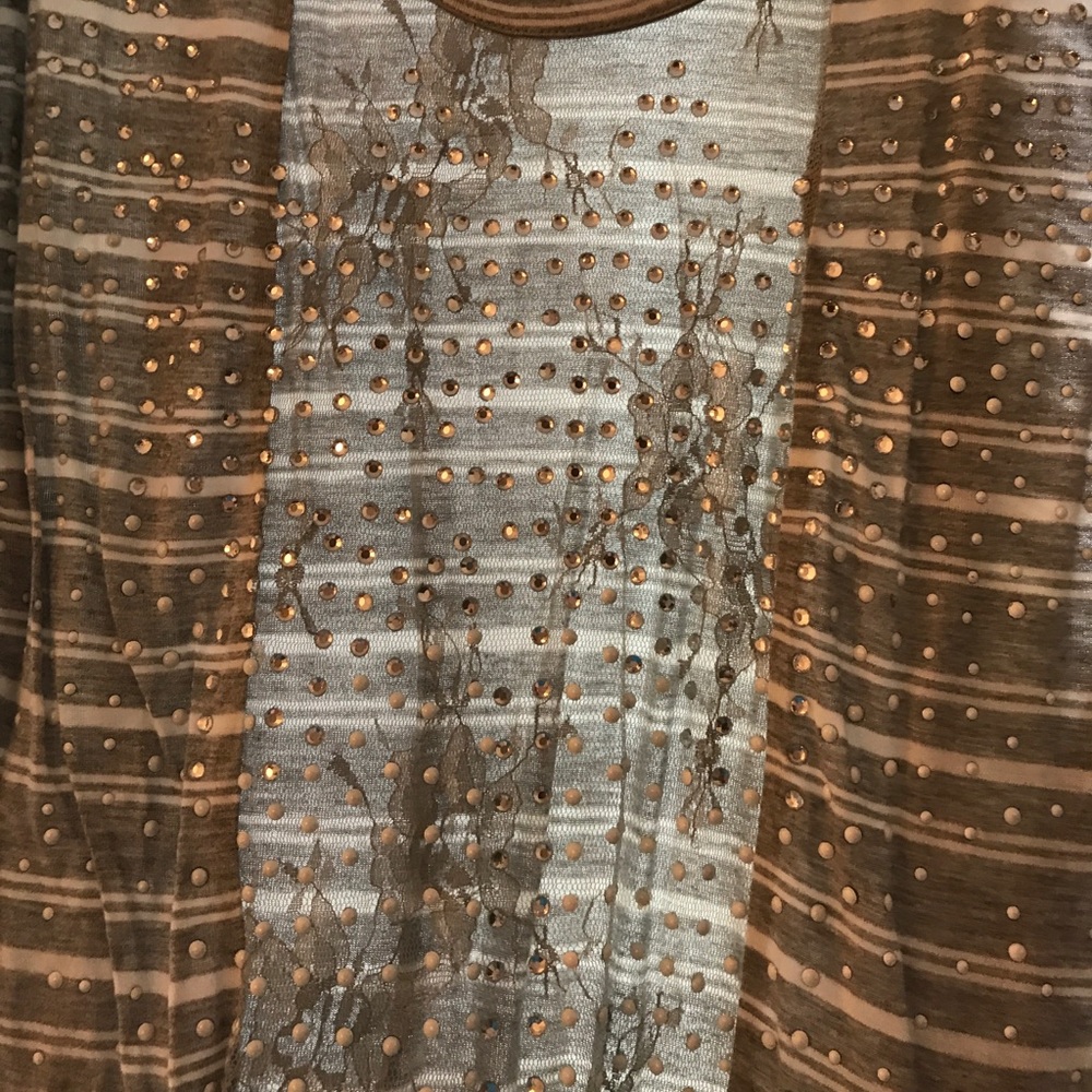 Beautiful embellished BKE buckle brand top!